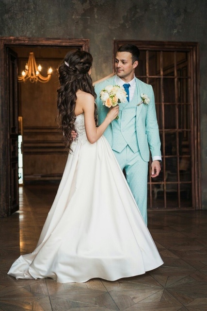 С аксессуарами / Цветами / Фатой, В греческом стиле, С плетением, Локоны / Локоны на один бок от Свадебный стилист Анна Кулакова 3