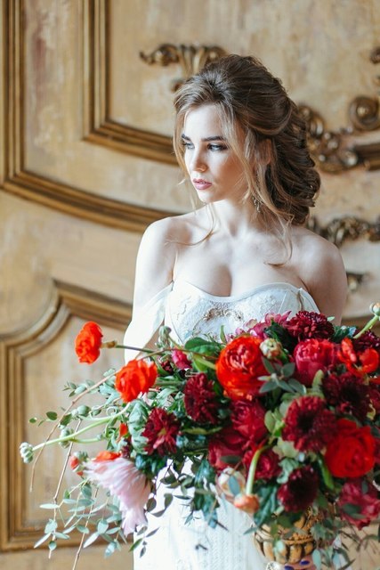 Высокие / Собранные, С плетением, Локоны / Локоны на один бок от Свадебный стилист Анна Кулакова 2