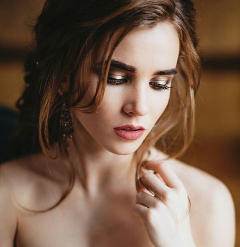 Высокие / Собранные, С плетением, Локоны / Локоны на один бок от Свадебный стилист Анна Кулакова 3