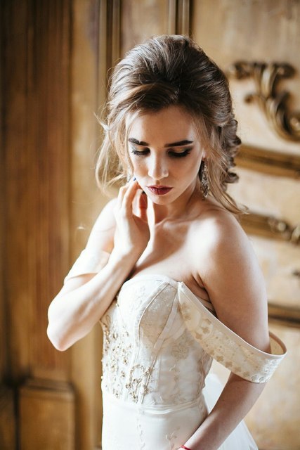 Высокие / Собранные, С плетением, Локоны / Локоны на один бок от Свадебный стилист Анна Кулакова 5