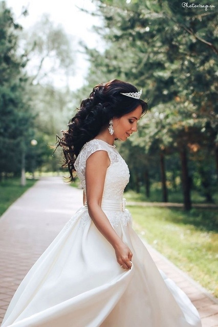 С аксессуарами / Цветами / Фатой, Локоны / Локоны на один бок от Свадебный стилист-визажист Анна Маланичева 2