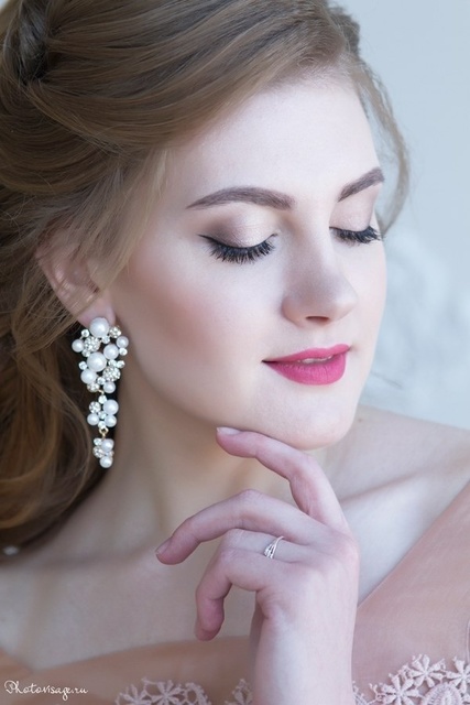 Высокие / Собранные, С плетением, Локоны / Локоны на один бок от Свадебный стилист-визажист Анна Маланичева 2