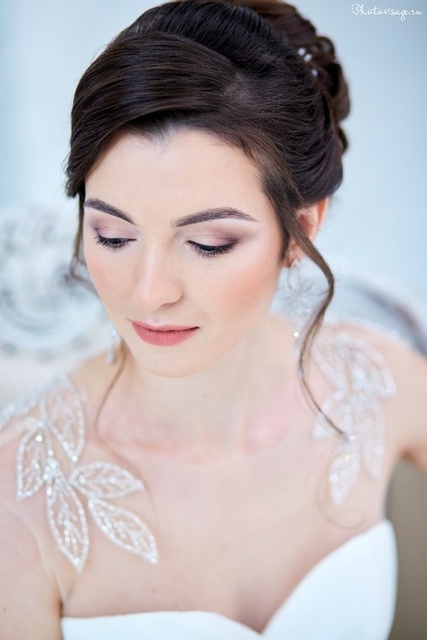 Высокие / Собранные, С аксессуарами / Цветами / Фатой, Пучок от Свадебный стилист-визажист Анна Маланичева 2