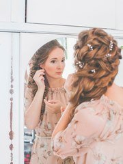 Локоны / Локоны на один бок, С аксессуарами / Цветами / Фатой, С плетением от Свадебный стилист-визажист Анна Маланичева 2