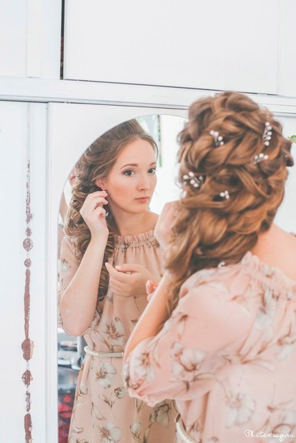 С аксессуарами / Цветами / Фатой, С плетением, Локоны / Локоны на один бок от Свадебный стилист-визажист Анна Маланичева 2