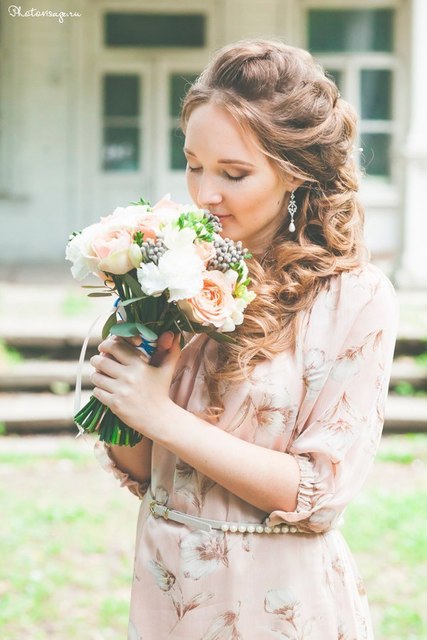 С аксессуарами / Цветами / Фатой, С плетением, Локоны / Локоны на один бок от Свадебный стилист-визажист Анна Маланичева 3