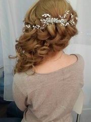 Локоны / Локоны на один бок, С аксессуарами / Цветами / Фатой, С плетением от Свадебный стилист Татьяна Дидевич 2