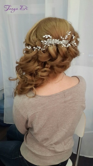 С аксессуарами / Цветами / Фатой, С плетением, Локоны / Локоны на один бок от Свадебный стилист Татьяна Дидевич 2