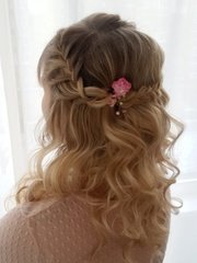 Локоны / Локоны на один бок, С аксессуарами / Цветами / Фатой, С плетением от Свадебный стилист Татьяна Дидевич 1