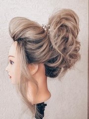 Высокие / Собранные, Пучок, С аксессуарами / Цветами / Фатой от Свадебный стилист Татьяна Дидевич 1