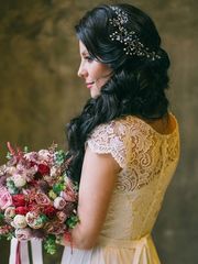 Коса / Коса-пучок, Локоны / Локоны на один бок, С аксессуарами / Цветами / Фатой от Свадебный стилист Анна Кулакова 1