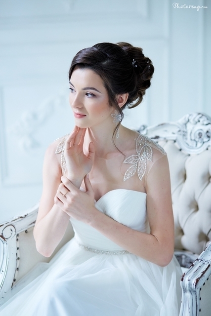 Высокие / Собранные, С аксессуарами / Цветами / Фатой, Пучок от Свадебный стилист-визажист Анна Маланичева 3