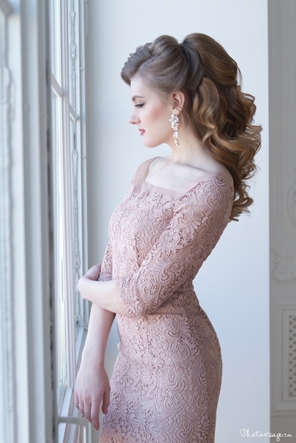 Высокие / Собранные, С плетением, Локоны / Локоны на один бок от Свадебный стилист-визажист Анна Маланичева 3