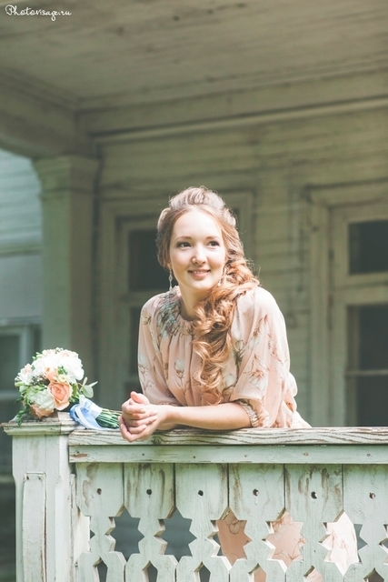 С аксессуарами / Цветами / Фатой, С плетением, Локоны / Локоны на один бок от Свадебный стилист-визажист Анна Маланичева 4