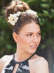 Высокие / Собранные, С аксессуарами / Цветами / Фатой от Свадебный стилист-визажист Анна Маланичева 1