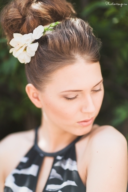 Высокие / Собранные, С аксессуарами / Цветами / Фатой от Свадебный стилист-визажист Анна Маланичева 2