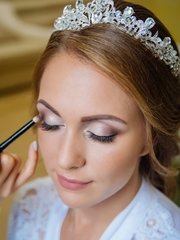 Высокие / Собранные, Локоны / Локоны на один бок, С аксессуарами / Цветами / Фатой, С плетением от Свадебный стилист-визажист Анна Маланичева 1