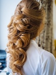 Высокие / Собранные, Локоны / Локоны на один бок, С аксессуарами / Цветами / Фатой, С плетением от Свадебный стилист-визажист Анна Маланичева 2
