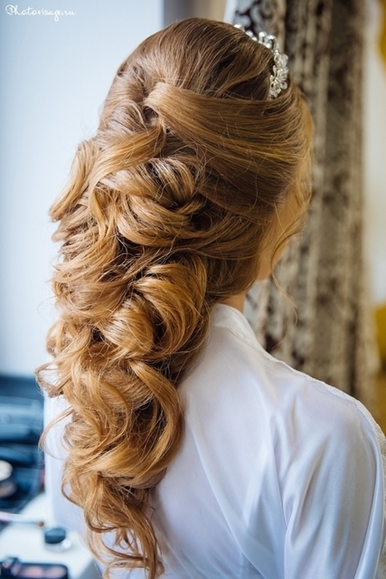 Высокие / Собранные, С аксессуарами / Цветами / Фатой, С плетением, Локоны / Локоны на один бок от Свадебный стилист-визажист Анна Маланичева 2