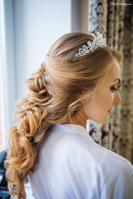 Высокие / Собранные, С аксессуарами / Цветами / Фатой, С плетением, Локоны / Локоны на один бок от Свадебный стилист-визажист Анна Маланичева 3