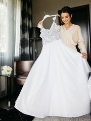 Свадебное платье с ручной вышивкой. Силуэт А-силуэт. Цвет Айвори / Капучино, Пепельный / Металлик. Вид 1