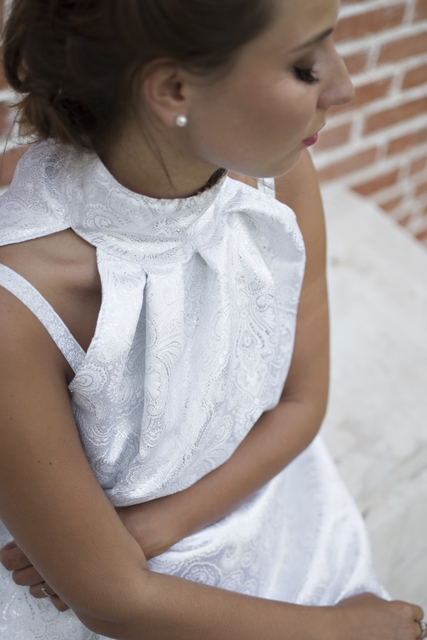 Свадебное платье из парчи. Силуэт Прямое. Цвет Белый / Молочный. Вид 5