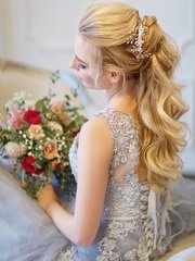 Высокие / Собранные, Локоны / Локоны на один бок, С аксессуарами / Цветами / Фатой от Свадебный стилист Татьяна Ежокина 2