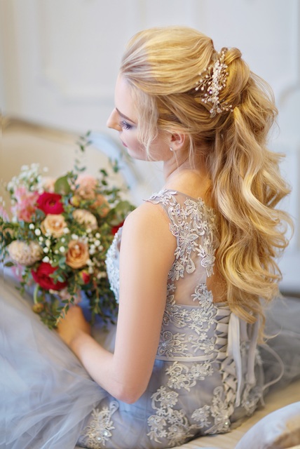 Высокие / Собранные, С аксессуарами / Цветами / Фатой, Локоны / Локоны на один бок от Свадебный стилист Татьяна Ежокина 2