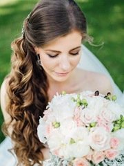 Высокие / Собранные, Локоны / Локоны на один бок, С аксессуарами / Цветами / Фатой от Свадебный стилист Татьяна Ежокина 1