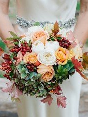 Свадебный букет с ежевикой. middle small thumb 1561832853778. Свадебный букет с ежевикой фото. Свадебный букет с ежевикой-middle small thumb 1561832853778. картинка Свадебный букет с ежевикой. картинка middle small thumb 1561832853778. Красиво, необычно, эксклюзивно в руках невесты выглядят цветы с ягодами. Новобрачная со свадебными цветами, разбавленными клубникой, ежевикой или калиной, смотрится оригинально. Ягодная нотка букета будет особенно уместна на празднике по поводу бракосочетания, который будет проводиться на природе. Композиции с голубикой или рябиной добавят ярких красок образу новобрачной и удивят своей красотой всех гостей. Какие плоды подходят для создания таких свадебных аксессуаров?