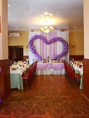 Свадебный букет с ежевикой. middle small thumb 1561832866911. Свадебный букет с ежевикой фото. Свадебный букет с ежевикой-middle small thumb 1561832866911. картинка Свадебный букет с ежевикой. картинка middle small thumb 1561832866911. Красиво, необычно, эксклюзивно в руках невесты выглядят цветы с ягодами. Новобрачная со свадебными цветами, разбавленными клубникой, ежевикой или калиной, смотрится оригинально. Ягодная нотка букета будет особенно уместна на празднике по поводу бракосочетания, который будет проводиться на природе. Композиции с голубикой или рябиной добавят ярких красок образу новобрачной и удивят своей красотой всех гостей. Какие плоды подходят для создания таких свадебных аксессуаров?