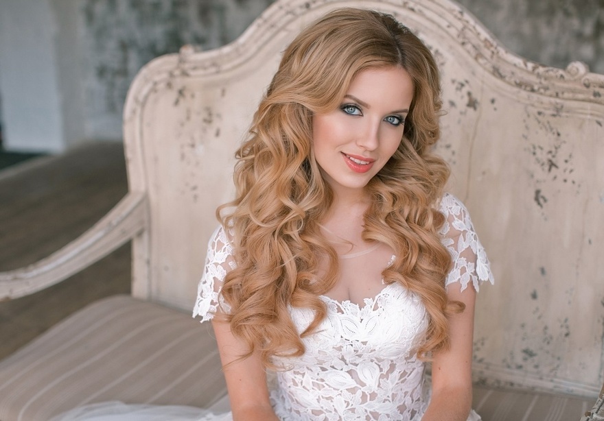 Локоны / Локоны на один бок от Свадебный стилист-визажист Лидия Большакова 2