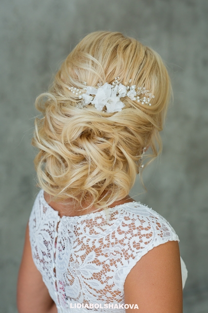 Высокие / Собранные, С аксессуарами / Цветами / Фатой, Пучок от Свадебный стилист-визажист Лидия Большакова 2