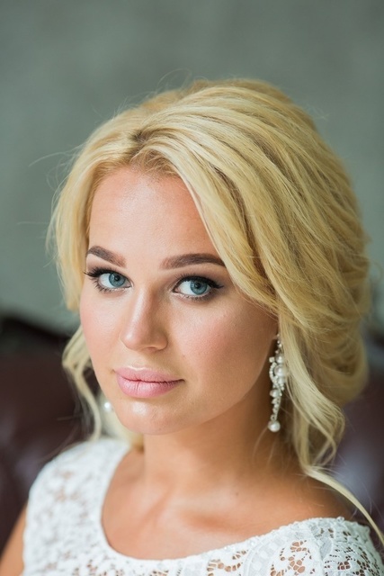 Высокие / Собранные, С аксессуарами / Цветами / Фатой, Пучок от Свадебный стилист-визажист Лидия Большакова 3