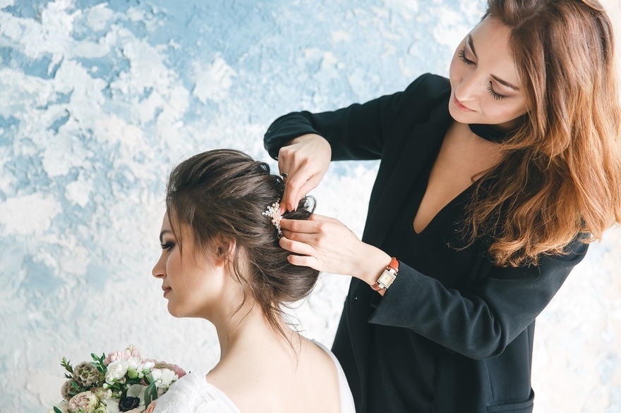 С аксессуарами / Цветами / Фатой, Пучок, Коса / Коса-пучок от Свадебный стилист-визажист Лидия Большакова 2