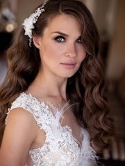 Локоны / Локоны на один бок, С аксессуарами / Цветами / Фатой от Студия декора и флористики Цветочных Дел МАСТЕР 1