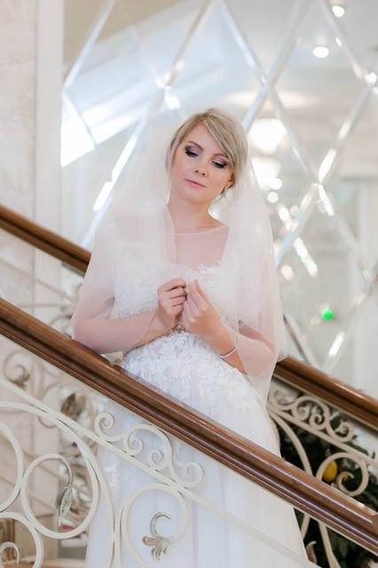 Высокие / Собранные, С аксессуарами / Цветами / Фатой, Пучок от Свадебный стилист-визажист Филиппова Елена 2