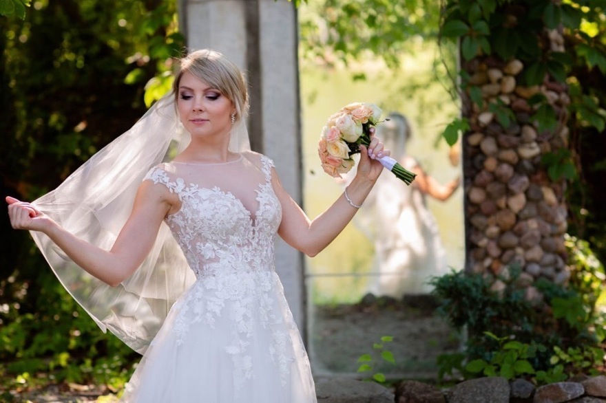 Высокие / Собранные, С аксессуарами / Цветами / Фатой, Пучок от Свадебный стилист-визажист Филиппова Елена 4