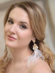 В греческом стиле, Распущенные, С аксессуарами / Цветами / Фатой от Свадебный стилист-визажист Алёна Рей 1