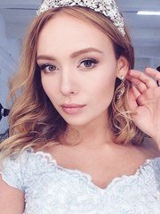 Локоны / Локоны на один бок, С аксессуарами / Цветами / Фатой от Свадебный стилист-визажист Алёна Рей 1