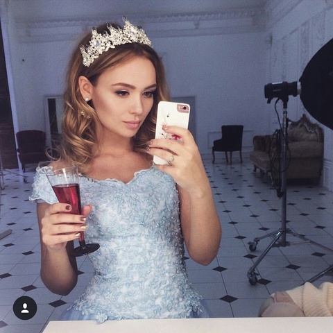 С аксессуарами / Цветами / Фатой, Локоны / Локоны на один бок от Свадебный стилист-визажист Алёна Рей 2