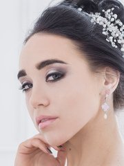 Высокие / Собранные, Пучок, С аксессуарами / Цветами / Фатой от Свадебный стилист-визажист Алёна Рей 1