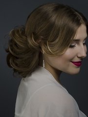 В греческом стиле, Пучок, С аксессуарами / Цветами / Фатой от Свадебный стилист-визажист Алёна Рей 1