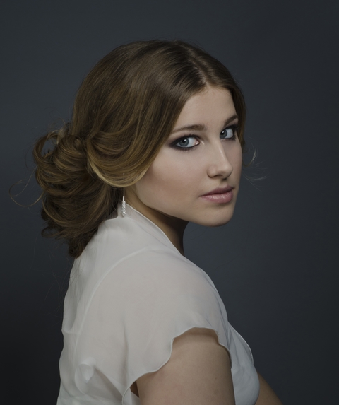 С аксессуарами / Цветами / Фатой, В греческом стиле, Пучок от Свадебный стилист-визажист Алёна Рей 2