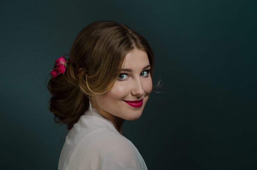 С аксессуарами / Цветами / Фатой, В греческом стиле, Пучок от Свадебный стилист-визажист Алёна Рей 3