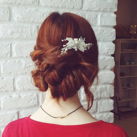 Высокие / Собранные, С аксессуарами / Цветами / Фатой, Пучок, Локоны / Локоны на один бок от Свадебный стилист-визажист Алёна Рей 2