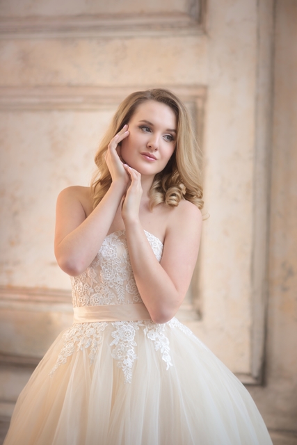 Локоны / Локоны на один бок от Свадебный стилист-визажист Алёна Рей 2