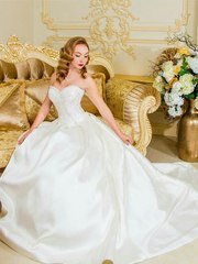 Локоны / Локоны на один бок, С аксессуарами / Цветами / Фатой от Свадебный стилист-визажист Алёна Рей 2