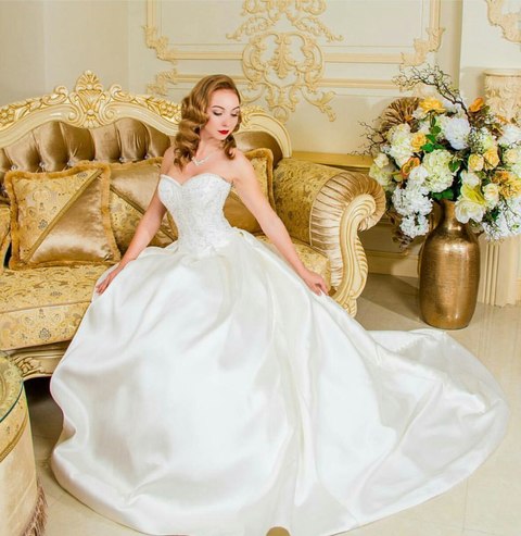 С аксессуарами / Цветами / Фатой, Локоны / Локоны на один бок от Свадебный стилист-визажист Алёна Рей 2