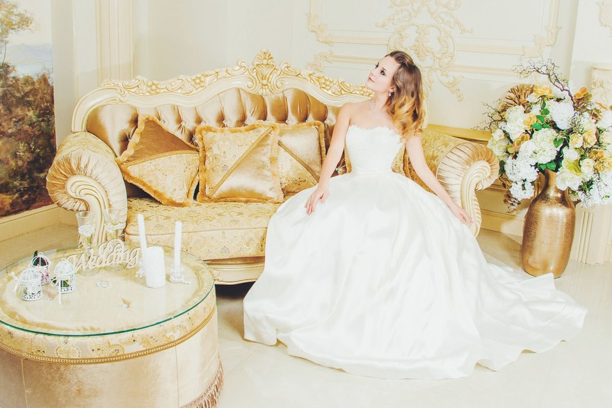 С аксессуарами / Цветами / Фатой, Локоны / Локоны на один бок от Свадебный стилист-визажист Алёна Рей 4